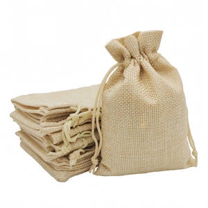 Puede incluir: Un conjunto de pequeñas bolsas de yute beige con cierres de cordón. Una bolsa está de pie, mostrando su tejido texturizado y la parte superior fruncida. Adecuado para pequeños regalos o manualidades.