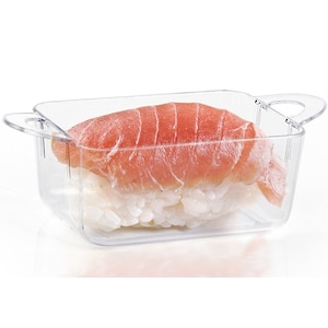 Könnte beinhalten: Ein durchsichtiger Plastikbehälter mit zwei Griffen, der ein einzelnes Stück Sushi mit einer Scheibe rohem Lachs enthält.