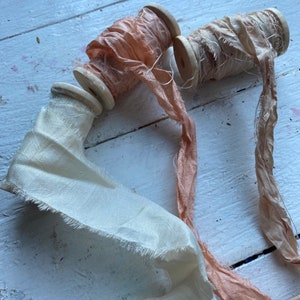 Cinta de seda reciclada, cinta de seda sari, seda sari cruda, cinta de ramo boho, seda de cinta deshilachada boho, cinta deshilachada para ramo, lazo de novia