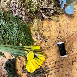 fresh daffodil wreath, wreath making kit, spring  wreath, gift for parents, real wreath, outdoor wreath, wedding decor , event decoration