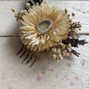 Peineta de novia con helicriso de flores secas, accesorio para el cabello de oliva, peineta de dama de honor con flores silvestres color crema, accesorios para el cabello boho lavanda