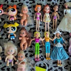 Lotes de muñecas vintage de la pequeña tienda de Daysela de objetos raros e inusuales. Polly Pocket. Muñecas cápsula. Mini Barbies. Muñecas de las Chicas Superpoderosas.