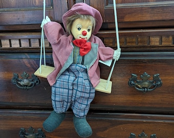 Große Hobo Clown Marionnette von Daysela's KLEINER KLEINER KLEINER KLEINER KLEINER KLEINER KLEINER KLEINER KLEINER SELBER STOFF. Clown Auf Schaukel. 1980er Jahre Clown Puppen. Retro Clown Geschenke