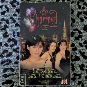 Daysela の Small Little Shop of Strange and UnusuaL のビンテージ フランス製 CHARMED ブック。コレクション用ポストカード付きの TV シリーズ Charmed ブック。