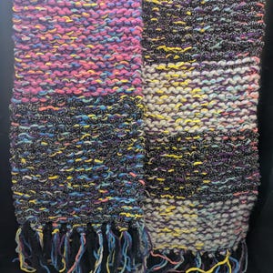 fita mista. cachecol de tricô feito à mão misFiT trASH por Daysela. Moda de inverno neon dos anos 1990. Roupas de inverno góticas em tons pastéis. Cachecol de tricô grande e grosso.