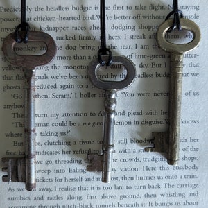 W korytarzach z dziurkami od klucza. Antyczne naszyjniki z kluczami od Dayseli. Duże naszyjniki z kluczami. Estetyka w stylu Keycore. Gotycki naszyjnik z kluczem. Klucze FairyCore.