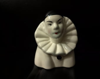 Statua unica in ceramica vintage di Pierrot del piccolo negozio di strani e insoliti di Daysela. Decorazione da clown triste. Clown gotico Pierrot.