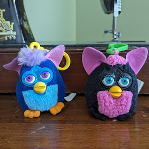 Furby Schlüsselanhänger 2000 von Daysela&#39;s UnWanteds. Vintage Furby. Furby Augenrolle Schlüsselanhänger. Golden &#39;Furby&#39;s Spielzeug. Kleines Furby Spielzeug.