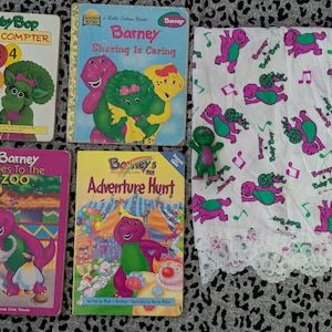 Zestaw upominkowy Vintage 90s Barney. Zestaw 6 przedmiotów z Daysela's Small Little Shop of Strange and UnusuaL. Książki Barney w języku francuskim. Angielski Barney