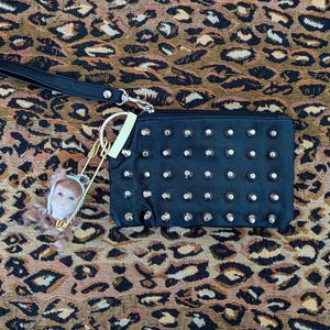 BASURA INADAPTADA. espeluznante bolso de mano gótico de Daysela. Cartera de cabeza de muñeca. Monedero con cabeza de muñeca. Moda gótica reciclada. Monedero de roca gótica. Bolsa de pulsera espeluznante