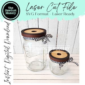 Può includere: Due barattoli di vetro trasparente con tessuto a quadri bianchi e neri attorno alla parte superiore. Ogni barattolo ha un coperchio di legno con un motivo a venature di legno marrone e un foro al centro. I coperchi sono decorati con un nastro nero.