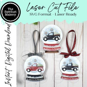 Pode incluir: Enfeites de Natal de madeira em forma de globos de neve, cada um com um caminhão vintage carregando uma árvore de Natal. Os enfeites têm uma base vermelha e branca com o texto "Be Merry & Bright". A imagem também inclui o texto "Laser Cut File" e "Instant Digital Download".