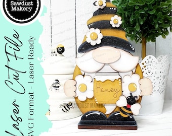 Archivo SVG de gnomo abeja / Archivo cortado con láser / Glowforge / Archivo SVG de gnomo abeja de pie / SVG / Gnomo / Gnomo sentado en un estante / Abejas / Miel