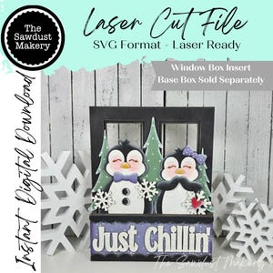 Puede incluir: Un archivo digital de corte láser que presenta un inserto de caja de ventana con dos pingüinos. Un pingüino lleva una pajarita morada, el otro un lazo morado con lunares. La base muestra el texto Just Chillin' en letras blancas sobre fondo morado.