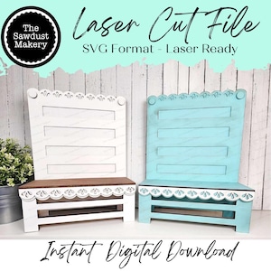 Puede incluir: Archivo SVG para cortar con láser un estante blanco y azul con un borde festoneado decorativo. El estante tiene tres estantes y una pequeña repisa en la parte inferior. El texto "Laser Cut File" y "SVG Format - Laser Ready" está en la parte superior de la imagen.