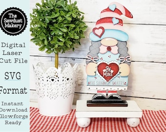 Stehende Valentine Girl Gnome SVG-Datei | Herzen | Laser-Schnitt-Datei | Valentinstag Gnom SVG-Datei | Mein sein | Wichtel | Kantenhocker