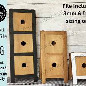 Może przedstawiać: Trzy drewniane regały z czarną ramą, brązową ramą i białą ramą. Każdy regał ma trzy półki z okrągłym wycięciem w środku każdej półki. Tekst "File includes 3mm & 5mm sizing only" jest widoczny na obrazku.
