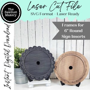 Może przedstawiać: Dwa okrągłe drewniane ramki o średnicy 15 cm z falistymi krawędziami. Ramki stoją na małych białych podstawkach. Jedna ramka jest pomalowana na czarno, a druga jest jasnobrązowa. Ramki są przeznaczone do wkładów do tabliczek.