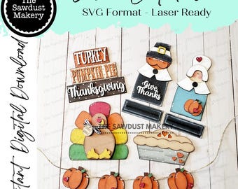 Op de afbeelding: Een set lasergesneden houten ambachtelijke patronen voor Thanksgiving-decoraties. De set bevat een kalkoen, een pompoentaart, een vlag van pompoenen en twee pelgrimfiguren. De patronen zijn gelabeld met "Kalkoen", "Pompoentaart", "Thanksgiving" en "Dank u".