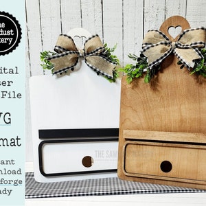 Puede incluir: Dos letreros de madera con un cajón y un estante. Los letreros están decorados con un lazo y vegetación. Los letreros son blancos y marrones. El texto "The Sawdust Makery" está en el letrero blanco. El texto "Digital Laser Cut File SVG Format Instant Download Glowforge Ready" está en el letrero blanco.