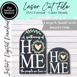 Può includere: Immagine scaricabile digitalmente con due inserti in legno a forma di arco. L'inserto più grande recita "HOME" con un cuore e un design a ghirlanda e il testo "A gathering of the people we love". L'inserto più piccolo rispecchia il design. Il testo "Laser Cut File".