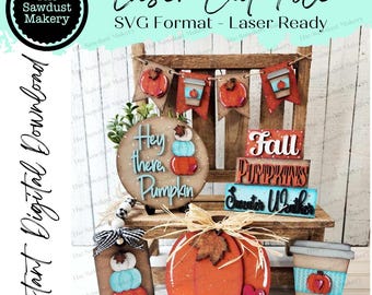 Op de afbeelding: Lasergesneden SVG-bestanden voor herfstambachten. De set bevat een pompoen, een koffiebeker, een banner, een bord met de tekst "Hey there, Pumpkin" en een stapel borden met de tekst "Fall", "Pumpkins" en "Sweeter Weather".