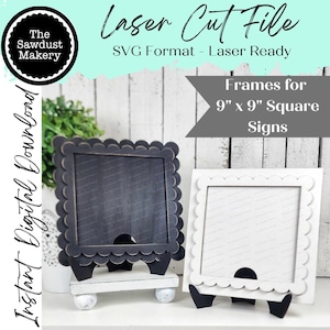 Może przedstawiać: Dwa ramki wycięte laserowo do kwadratowych tabliczek o wymiarach 23 cm. Ramki są wykonane z drewna i mają falisty brzeg. Jedna ramka jest czarna, a druga biała. Obie ramki stoją na małych drewnianych sztalugach.