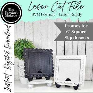 以下が含まれることがあります： 6インチの正方形のサインインサート用のレーザーカットフレーム2つ。フレームは木でできており、波状の縁が付いています。1つのフレームは黒く塗られ、もう1つは白く塗られています。両方のフレームは、白く塗られたベースが付いた小さな木製のスタンドの上にあります。