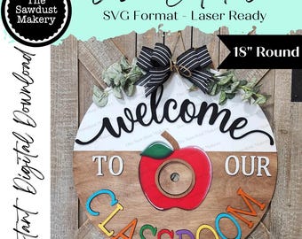 Cartello da appendere alla porta rotondo da 18" con scritta "Benvenuti nella nostra classe" SVG / File tagliato al laser / Glowforge / Cornice con inserto rotondo da 3" / Intercambiabile stagionale