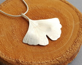 GINKGO SILBERKETTE / großer Ginko Anhänger handgeschmiedet aus 925er Silber mit Schlangenkette / großes Ginkgo Blatt / Geschenk Muttertag