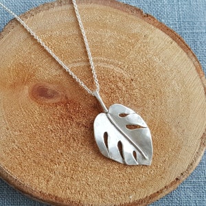 MONSTERA SILVERHÄNGEHALSBAND, handsmidet av massivt 925 sterlingsilver