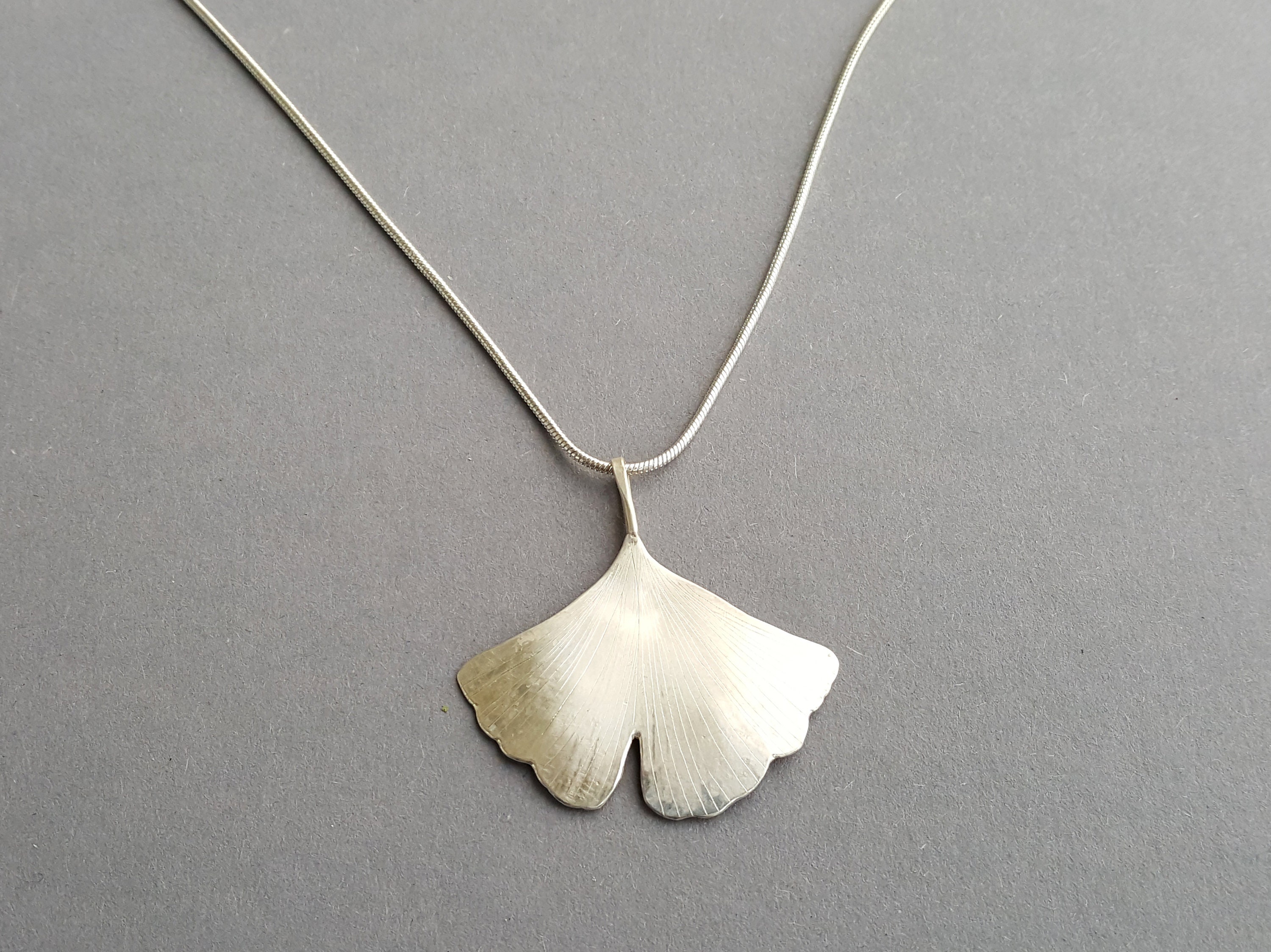Colgante Hoja De Ginkgo En Plata De Ley 925 | Tamaño 36 Mm De Alto (44 Mm Con Argolla) | Incluye Caja De Regalo