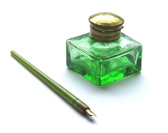 INKWELL & PEN SET Vintage Antique Green Apple Bakelite Gold Plated Dip Pen 6 3/4" Green Glass Brass Inkwell 2" x 2" x 2.25"