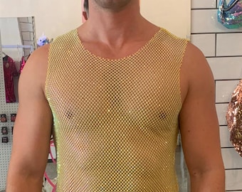 Könnte beinhalten: Ein gelbes Netz-Tanktop mit Strasssteinen. Das Tanktop ist ärmellos und hat einen runden Ausschnitt.