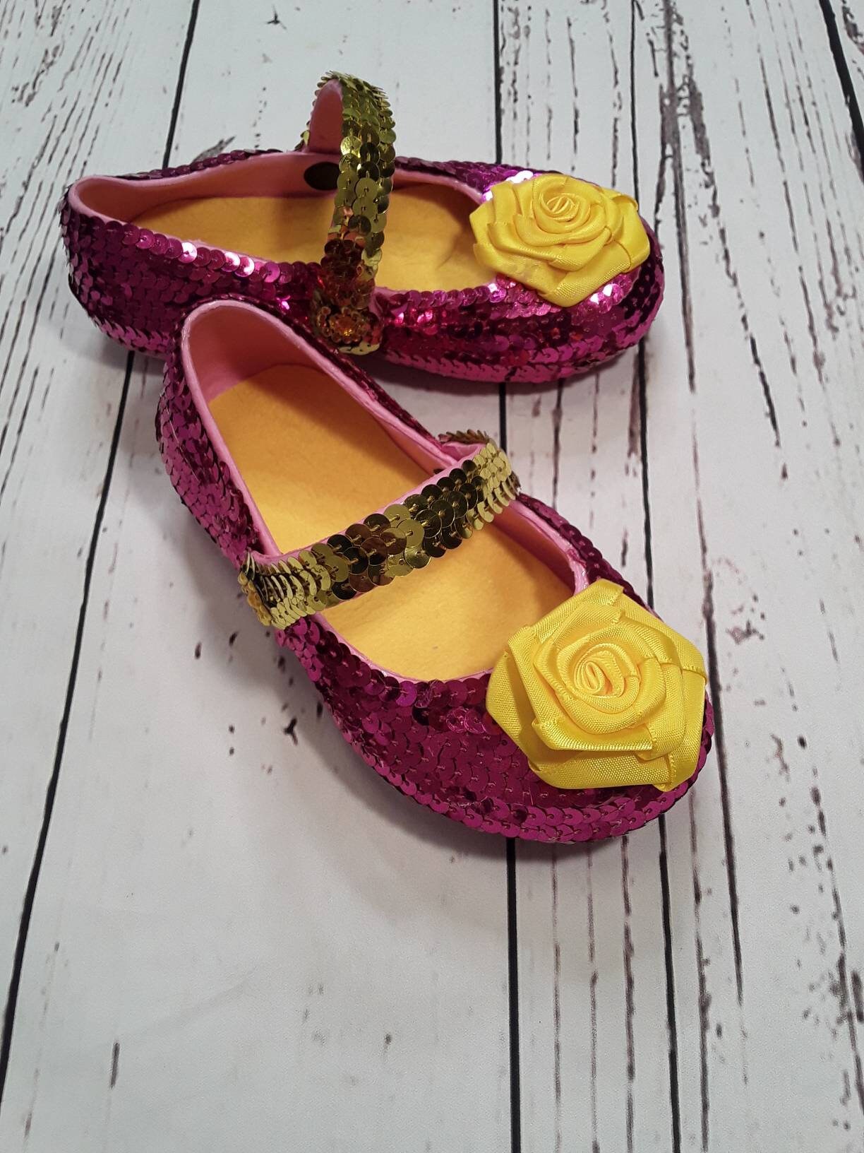 Mary Jane Style Bling Shoe Schoenen Meisjesschoenen Mary Janes Fuschia Pink Sparkle Shoe with Yellow Rose   Princess Dress up Shoe Girls Party Shoe 