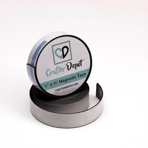 Pu&ograve; includere: Un rotolo di nastro magnetico da 2,5 cm per 3,35 m con un'etichetta bianca che dice "Crafter Depot" e "1" x "11'" Magnetic Tape. L'etichetta include anche il sito web "CRAFTERDEPOT.COM".