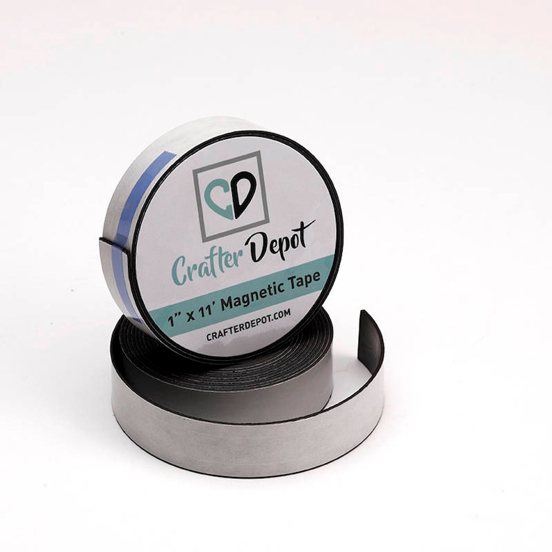 Pu&ograve; includere: Un rotolo di nastro magnetico da 2,5 cm per 3,35 m con un'etichetta bianca che dice "Crafter Depot" e "1" x "11'" Magnetic Tape. L'etichetta include anche il sito web "CRAFTERDEPOT.COM".