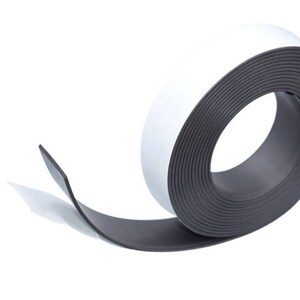 Pu&ograve; includere: Un rotolo di nastro magnetico nero con retro bianco. Il nastro &egrave; arrotolato e una parte del nastro &egrave; srotolata.