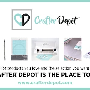 Op de afbeelding: Een collage van knutselbenodigdheden, waaronder lijm, een snijmat, een snijmachine, vinylvellen en een opbergkoffer met verschillende stansen. De tekst "Crafter Depot" wordt weergegeven in een hartvormig logo. De slogan "For products you love and the selection you want CRAFTER DEPOT IS THE PLACE TO GO www.crafterdepot.com" is ook inbegrepen.