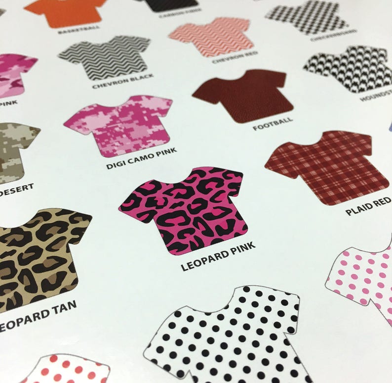 Op de afbeelding: Een kaart met verschillende t-shirtontwerpen met namen zoals "Leopard Pink", "Plaid Red", "Digi Camo Pink" en "Chevron Black".