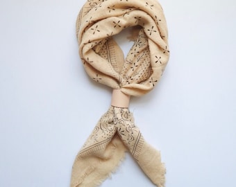 Pañuelo/bufanda de seda cruda con estampado clásico color avena - tinta negra