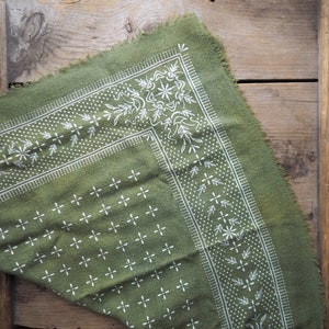 Bandana/écharpe en soie brute à motifs classiques vert olive Encre blanche image 2