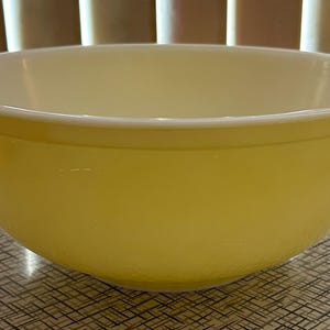 Vintage 1950&#39;s Pyrex Yellow Mixing Bowl #404 A-23 4 Quart NICE!!
