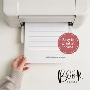 Pu&ograve; includere: Una stampante bianca che espelle un foglio di carta con un modulo Book Club Members dotato di linee orizzontali e una sezione contatti. Un badge circolare rosso con il testo bianco Easy to print at home &egrave; sovrapposto sul lato destro.