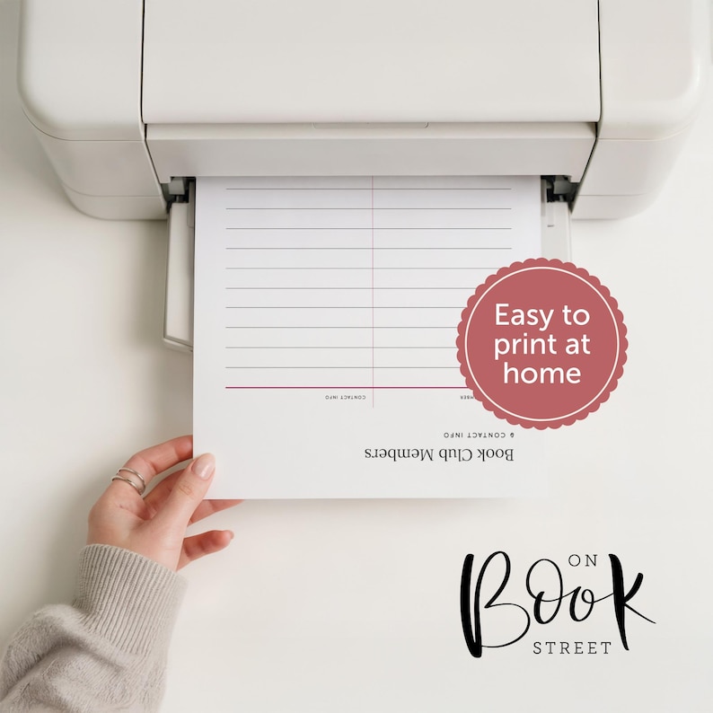 Pu&ograve; includere: Una stampante bianca che espelle un foglio di carta con un modulo Book Club Members dotato di linee orizzontali e una sezione contatti. Un badge circolare rosso con il testo bianco Easy to print at home &egrave; sovrapposto sul lato destro.