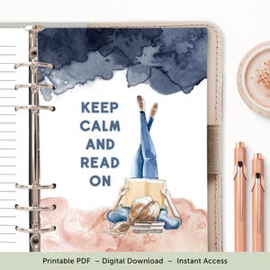 Op de afbeelding: Een printbare plannerpagina met een aquarel-illustratie van een vrouw die een boek leest. De tekst "Keep Calm and Read On" staat op de pagina gedrukt. De pagina is ontworpen voor een planner in standaardformaat.