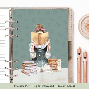 Op de afbeelding: Een printbare plannerhoes met een aquarel-illustratie van een meisje dat een boek leest, omringd door stapels boeken. De achtergrond is lichtgroen met een patroon van letters.