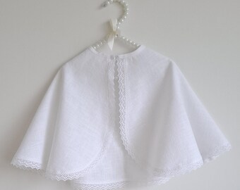 Witte linnen doopmantel: sneeuwwitte babydoopcape
