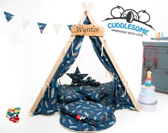 Tipi à plumes bleues pour enfants Montessori par Cuddlesome / tipi pour enfants / cabane de jeu avec tapis de jeu