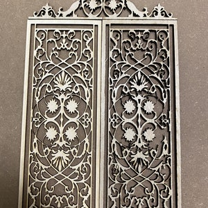 ゲートの周囲にヘッダーまたはフレームを備えた 2 つの鍛造ゲート デザイン。